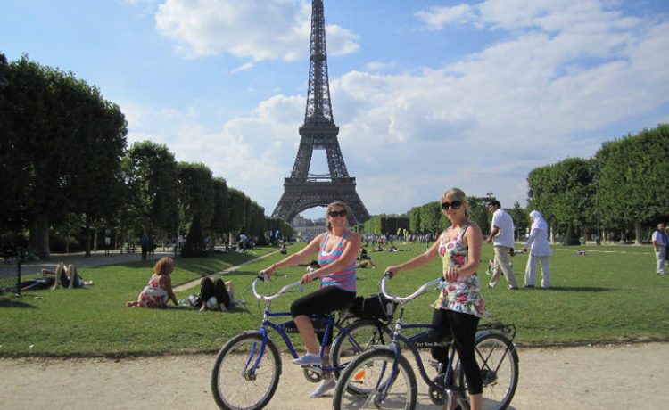 Vibe Teacher Lizzie checking out the sights in Paris