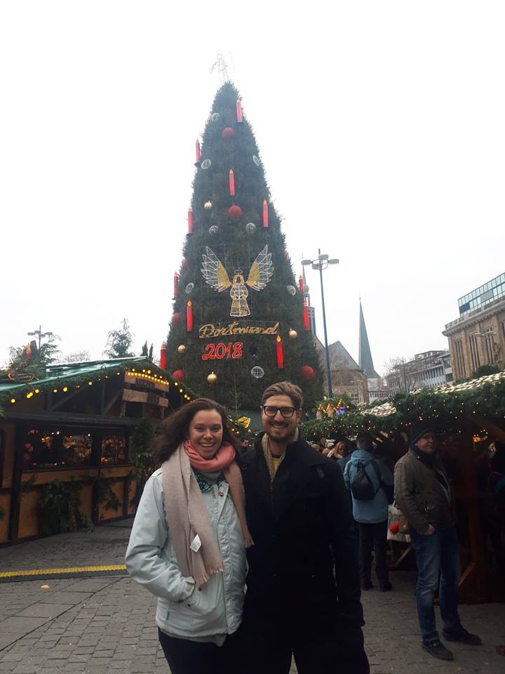 Adam and Katie from Vibe Teaching in front of a christmas tree in cologne